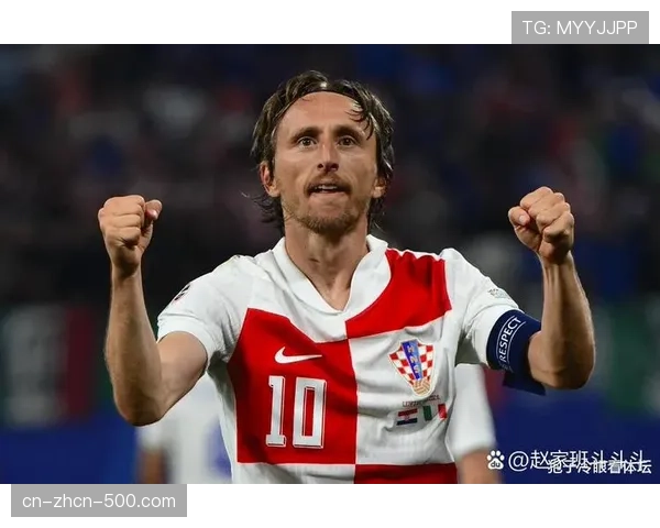 终场哨响，克罗地亚老将莫德里奇跪地掩面庆祝关键胜利